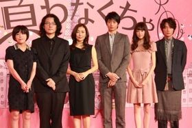 『新しい靴を買わなくちゃ』の完成披露会見に中山美穂らが登壇