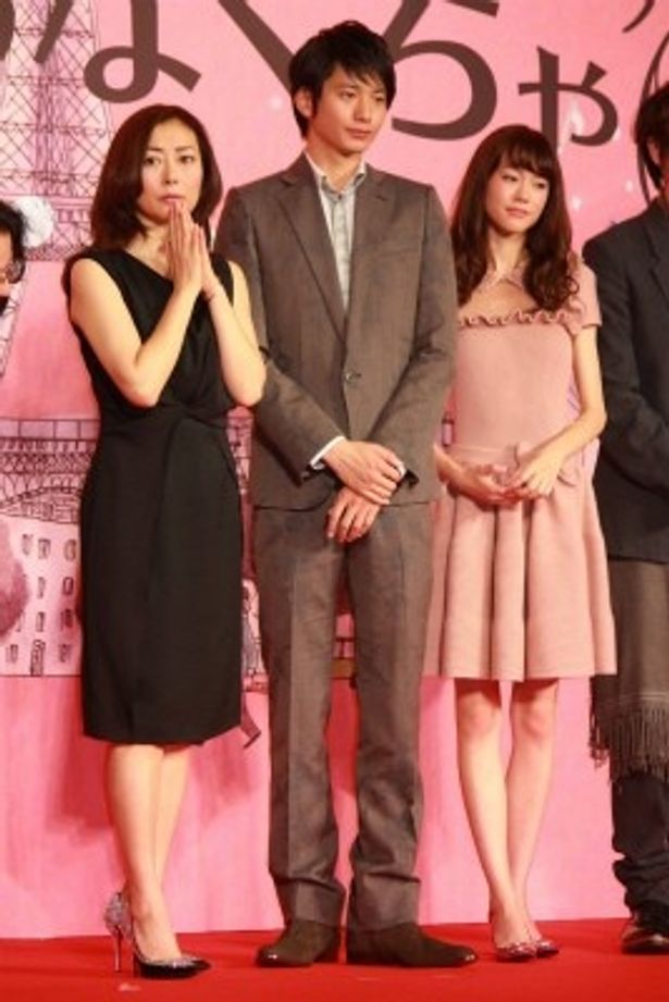 【写真を見る】素敵！中山美穂と桐谷美玲の全身ショットはこちら