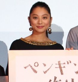 『ペンギン夫婦の作りかた』完成披露試写会に登壇した小池栄子