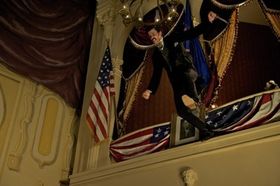 フォード劇場に飛び降りる暗殺者。一発の銃弾からドラマが始まる