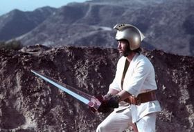 服装は『スター・ウォーズ』のルーク・スカイウォーカーっぽいが、思わず脱力！(『デススポーツ』)