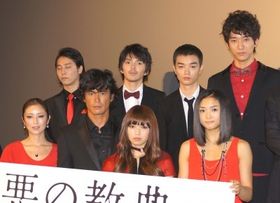 舞台あいさつに登壇した出演者たち