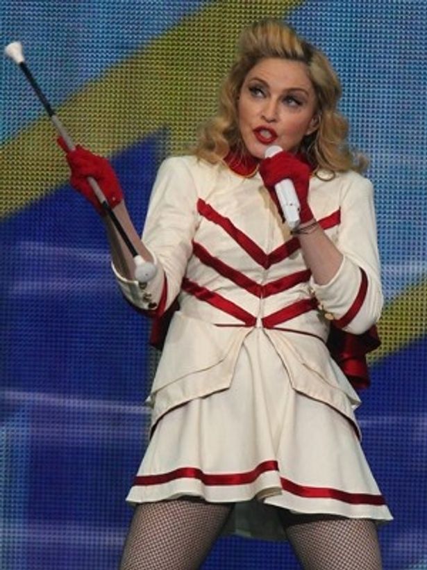 【写真を見る】MDNAツアーで息子のデビッドをDJデビューさせたマドンナだが