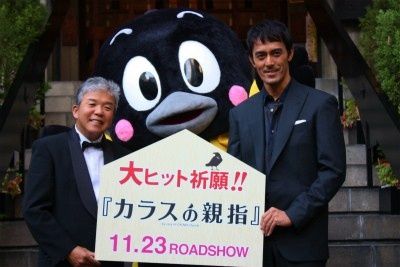 『カラスの親指』大ヒット祈願イベントに登壇した阿部寛と村上ショージ