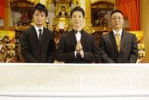 成田長親公四百回忌特別法要に参列した、左から、上地雄輔、野村萬斎、成田幸隆氏