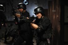 SWAT隊員とは思えないようなやりすぎの猛攻！