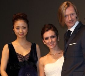 東京国際映画祭オープニングセレモニーに登壇したアンドリュー・アダムソン監督、エリカ・リンツ、上戸彩