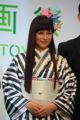 和装の柴咲コウ。モダンな着物に折り鶴の髪飾りが素敵！