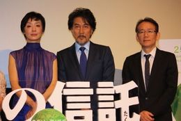 『終の信託』の舞台挨拶に登壇した周防正行監督と草刈民代、役所広司