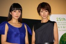 『すーちゃん まいちゃん さわ子さん』舞台挨拶に登壇した柴咲コウと真木よう子