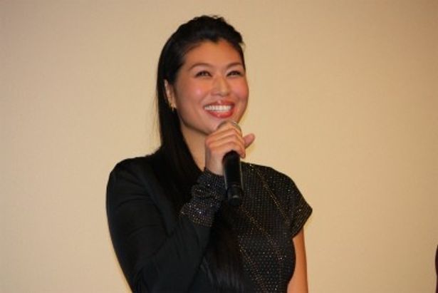 ヘビースモーカー・吉田沙織役の中鉢明子