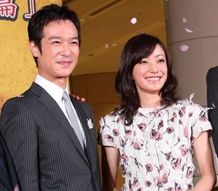 完成披露試写会に登場した堺雅人と菅野美穂