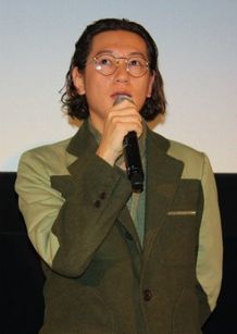 若松孝二監督に追悼の意を述べた井浦新