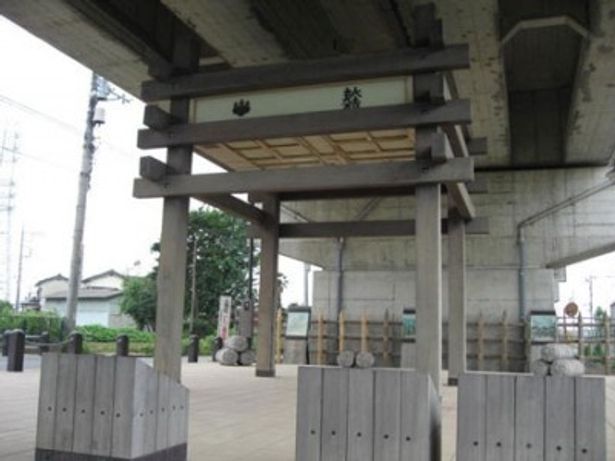 【写真を見る】現在の石田堤。写真のように再整備された場所も、土が盛られて他よりも小高くなった場所もある