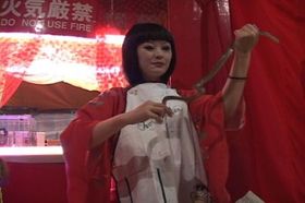 生きているヘビを食べる芸で人気の小雪太夫には熱狂的なファンがいる