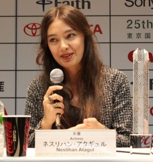 【写真を見る】東京国際映画祭最優秀女優賞のネスリハン・アタギュルが輝く美しさで会場を魅了！