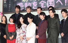 初日舞台挨拶に登壇した吉永小百合ほかキャストたち