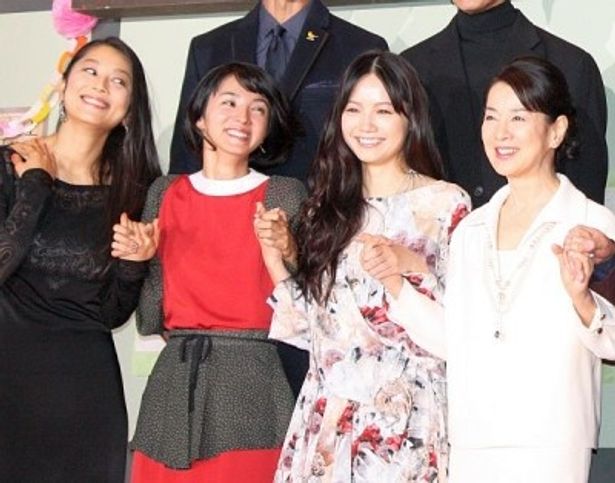 豪華女優陣の共演！左から、小池栄子、満島ひかり、宮崎あおい、吉永小百合