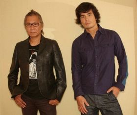 『悪の教典』でタッグを組んだ主演の伊藤英明と三池崇史監督