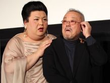 『黄金を抱いて翔べ』大ヒット御礼舞台挨拶に登壇した井筒和幸監督とマツコ・デラックス