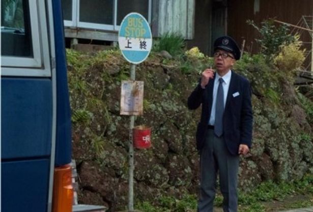 無口なバスの運転手役のあがた森魚