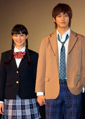 完成披露試写会に武井咲と松坂桃李が出席