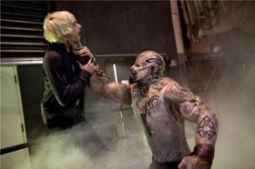 右のゾンビを演じているのがブライアン・スティール