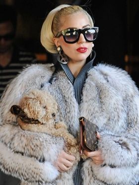 ホテルのバルコニーでトップレスに