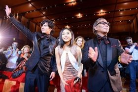 スタンディングオベーションを受ける伊藤英明、水野絵梨奈、三池崇史監督