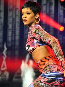 大胆ヌードで表紙を飾る！