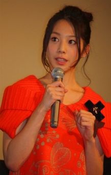 劇中さながらの衣装で登壇の夏帆が苦笑