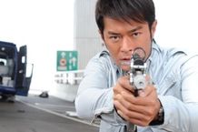 射撃大会でチャンピオンになった投資会社マネージャーのクワンをルイス・クーが演じる