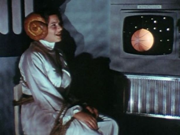 船外に見える惑星はバスケットボール？