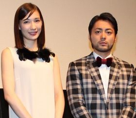 一人三役に挑んだ山田孝之とヒロインのマイコが初日舞台挨拶に登壇！