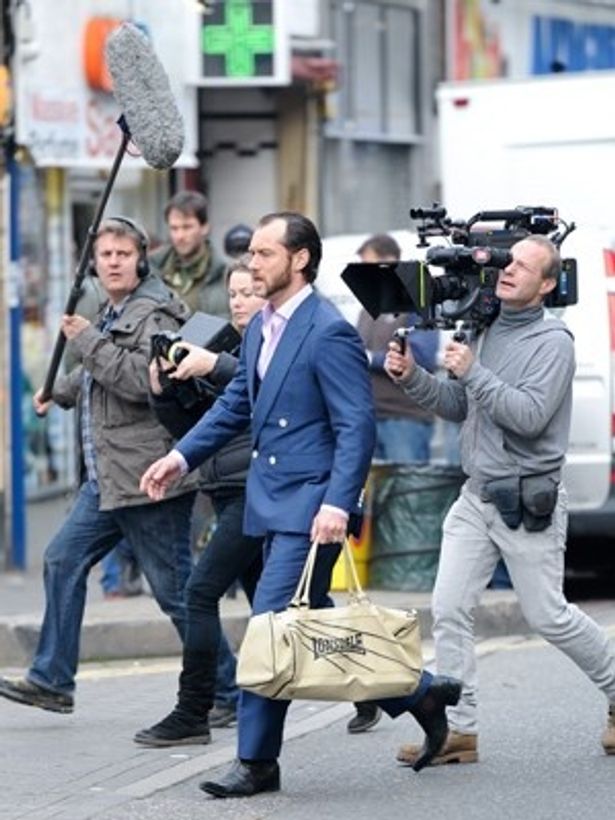 【写真を見る】新恋人は『Dom Hemingway』の撮影中に知り合った衣装アシスタントのエレン・クロウショウ
