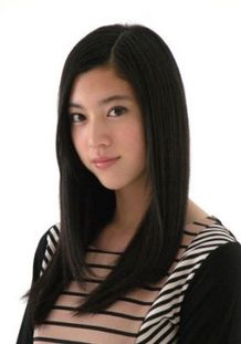 透明感のある笑顔が魅力的な三吉彩花。まだ高校1年生だ