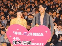 特別課外授業に登場した武井咲と松坂桃李(写真左から)