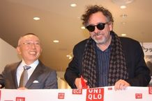 『フランケンウィニー アート展』のセレモニーに出席したティム・バートン監督とユニクロの柳井正社長