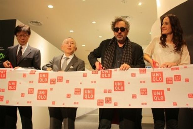 テープカットをしたティム・バートン監督とアリソン・アバッテ・プロデューサーたち