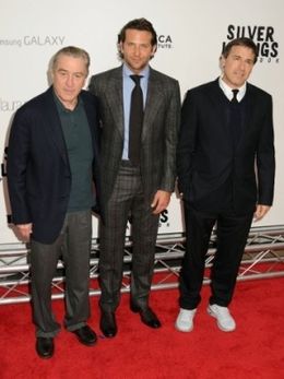 NYプレミアでのブラッドリー・クーパー(中)、ロバート・デ・ニーロ(左)、そしてデヴィット・O・ラッセル監督(右)