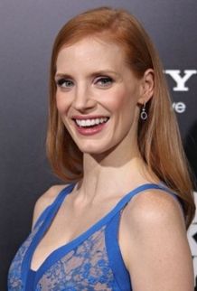 エリ・サーブのブルーのドレスを身にまとい登場したジェシカ・チャステイン