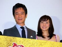 初日舞台挨拶に登壇した堺雅人と菅野美穂