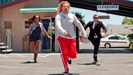 ボサボサのドレッドヘアを披露しているブラッドリー・クーパー