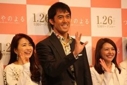 完成会見に登壇した阿部寛たち