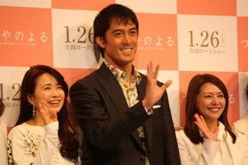 完成会見に登壇した阿部寛たち