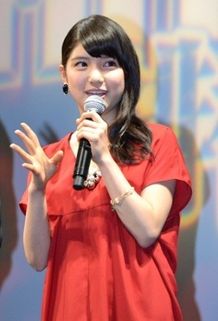 緋色のドレス姿がキュート！映画の魅力を語る川島海荷