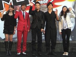 左から：本仮屋ユイカ、成宮寛貴、品川ヒロシ監督、水嶋ヒロ、中越典子