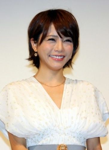 釈由美子、ギブス姿でも笑顔で登壇！「負けず嫌いで頑張りすぎます」