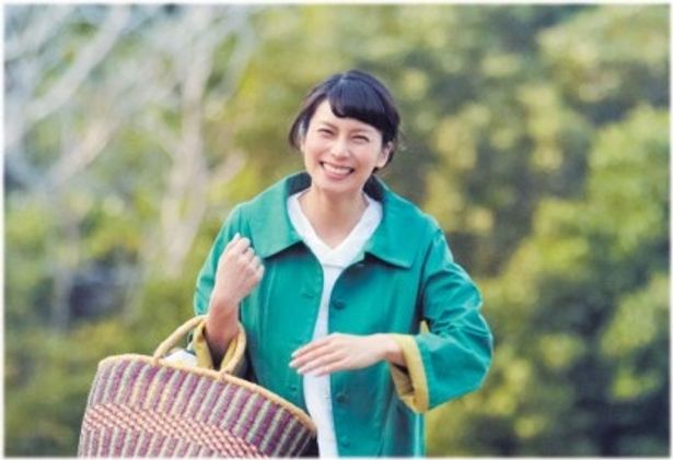 カフェで働くすーちゃんを演じるのは柴咲コウ。仕事と恋にがんばる女性を好演