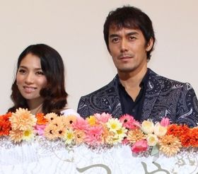 初日舞台挨拶で阿部寛と野波麻帆が愛について語った！